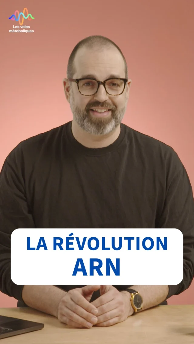 Dans cet épisode de la chaîne Les voies métaboliques, le professeur Benoit Arsenault vous propose de plonger au cœur d’une révolution en médecine : celle des thérapies à ARN. Ces approches innovantes permettent d’agir directement à la source en modulant la production de protéines impliquées dans la santé cardiométabolique.
À travers une explication accessible, il présente les mécanismes d’action des oligonucléotides antisens (ASO) et des petits ARN interférents (siRNA), deux stratégies complémentaires qui ciblent l’ARN messager pour réduire l’expression de protéines clés, comme PCSK9, la lipoprotéine(a) ou encore l’apolipoprotéine C-III.
L’épisode met également en lumière les principales études cliniques récentes qui démontrent le potentiel de ces approches pour réduire le risque de maladies cardiovasculaires, ouvrant la voie à une nouvelle ère de la prévention. Une capsule essentielle pour comprendre comment les avancées en biologie moléculaire transforment déjà la médecine de demain.
Merci à AReNA, le pôle ARN du Québec, Montreal InVivo, CQDM et Axelys pour leur soutien à cet épisode ainsi qu’à notre partenaire de diffusion la Fondation IUCPQ !