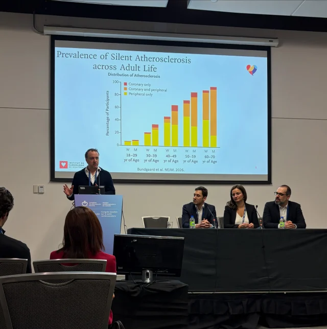 La SQLNM était présente au congrès de la @canadiancardiovascularsociety pour y présenter une session en français intitulée « La prévention cardiovasculaire au-delà des statines : l’expérience du Québec ». Un immense merci à nos conférenciers, Dr Guillaume Marquis-Gravel @icmtl , Dr Rémi Kouz de l’Hôpital du Sacré-Coeur et Dre @iuliaiatan du Centre universitaire de Santé McGill, et à notre coprésident, le professeur@benoitarsenault @fmed_ulaval pour l’animation. Une salle pleine qui témoigne de l’importance de la prévention des maladies cardiovasculaires et de l’importance de la mobilisation des connaissances en français🫀